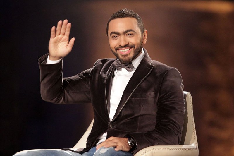 تامر حسني ينشر صورة له مع أخيه على متن الطائرة